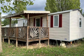 Bungalow agréable dans camping à Condrieu avec piscine partagée